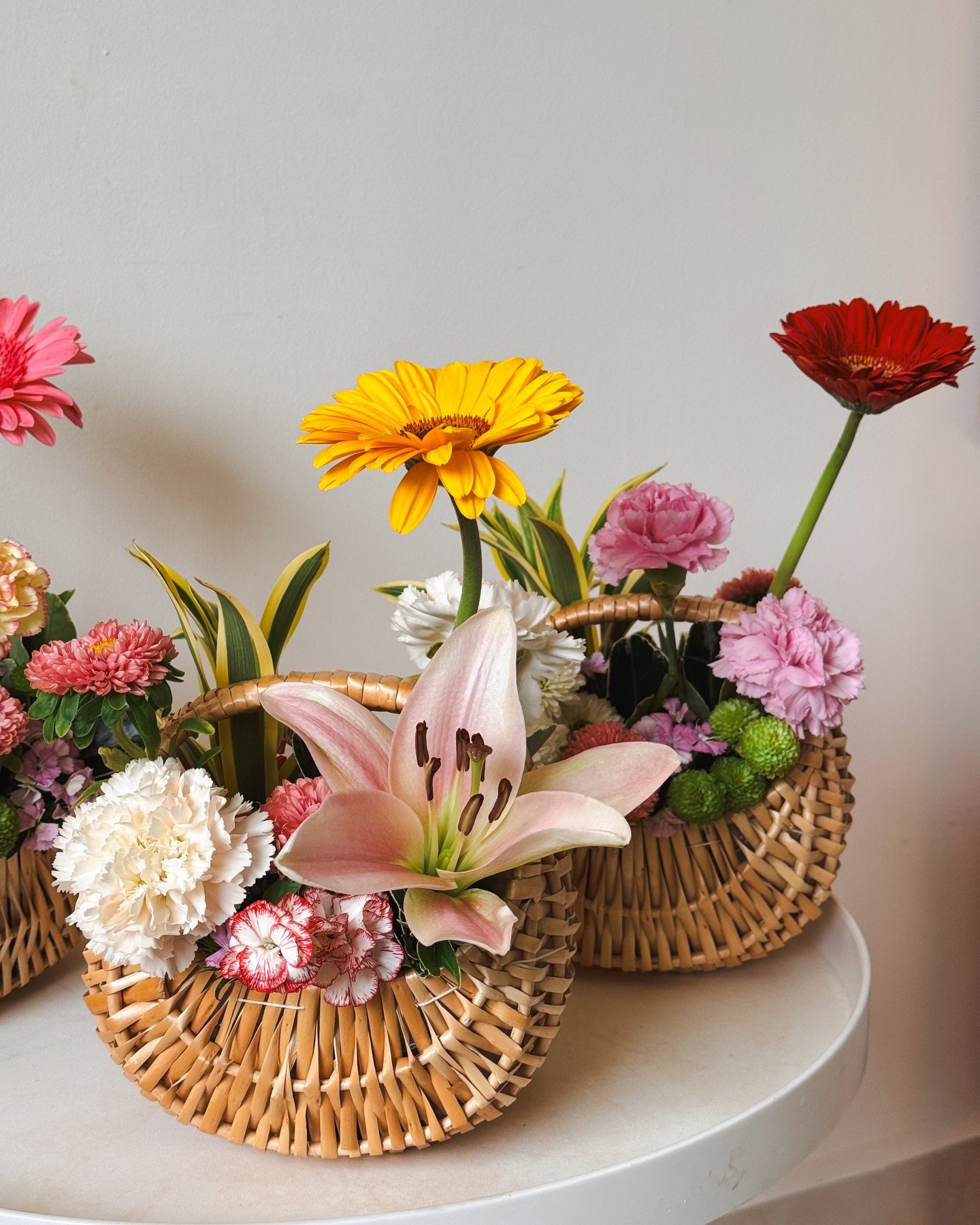 Canasta original de Diversa Floral con flores frescas de colores