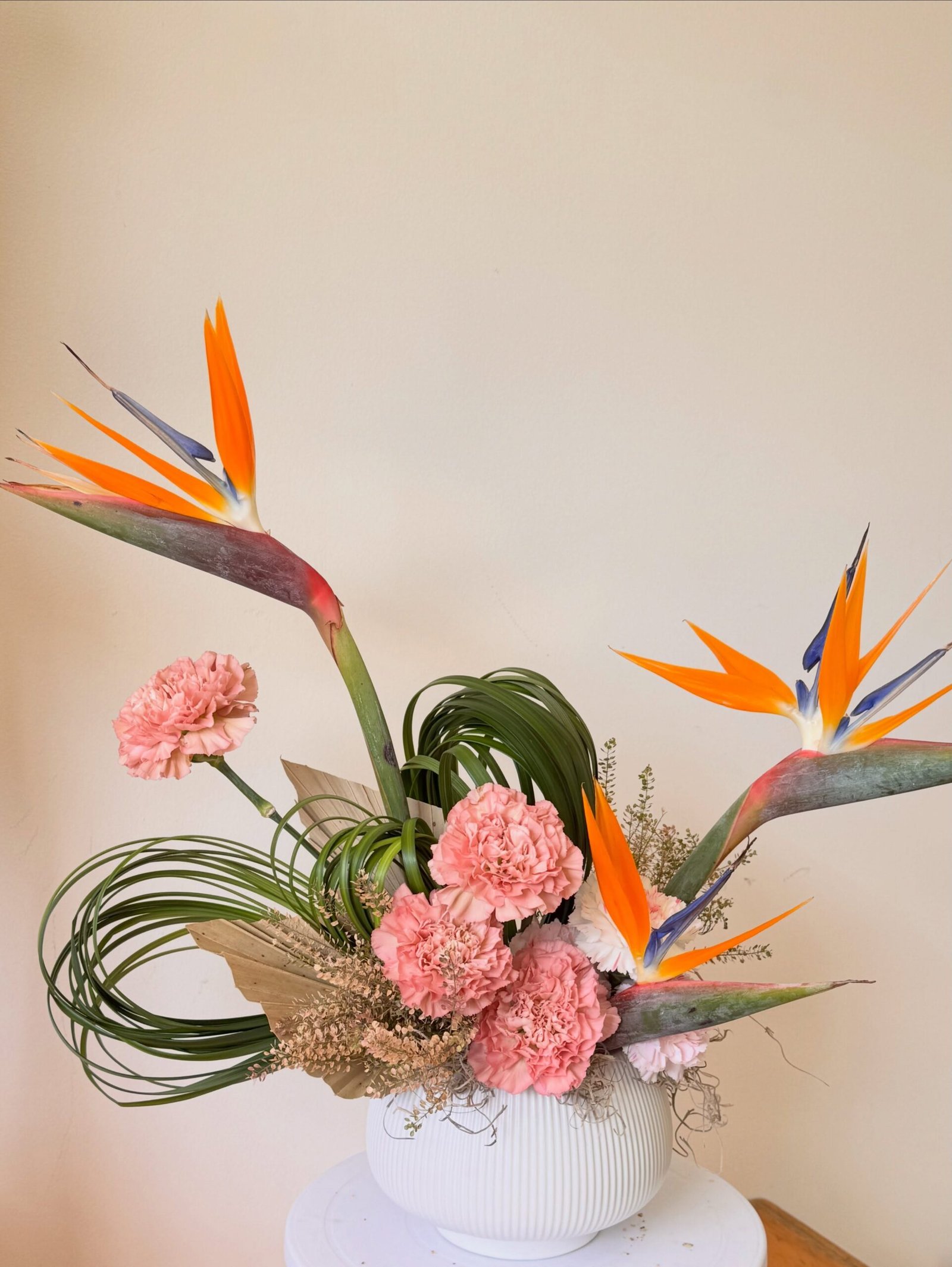 Detalle de flores y hojas en una composición artística de Diversa